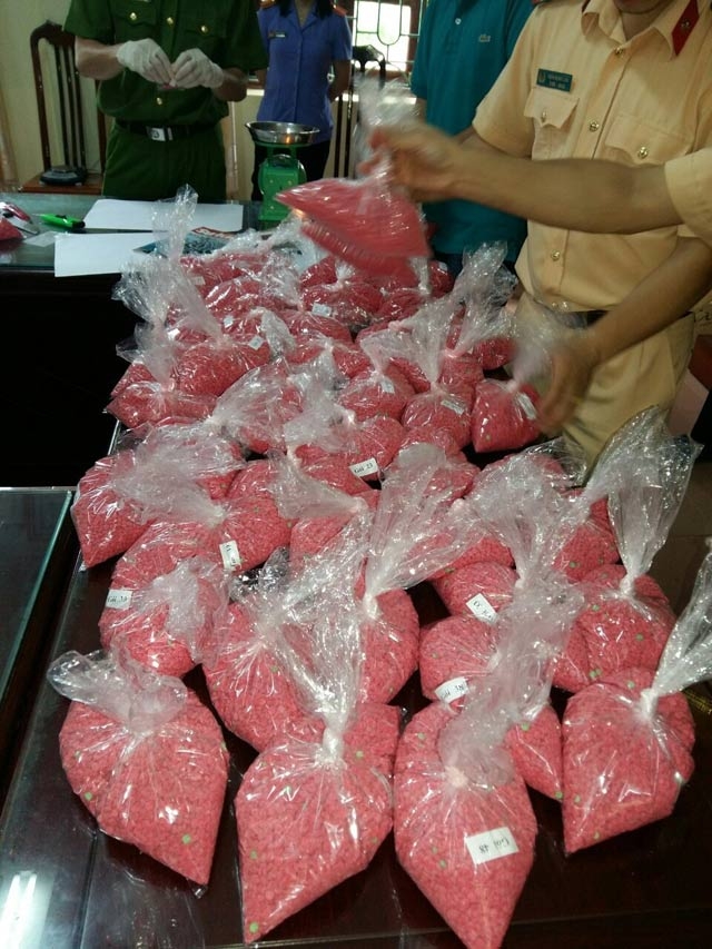 bat hai doi tuong van chuyen 300.000 vien ma tuy tong hop hinh anh 1