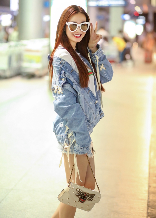 khanh-my-khoe-chan-dai-goi-cam-o-san-bay-7