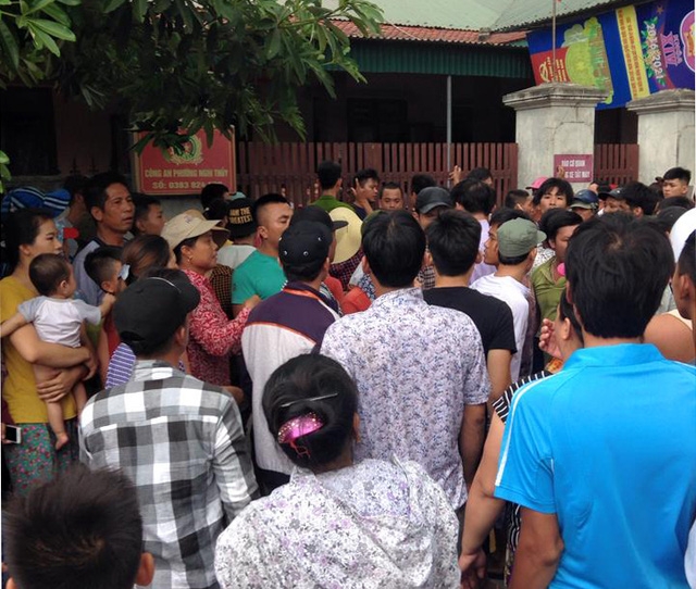Người dân vây kín trụ sở Công an phường Nghi Thủy trước thông tin một người phụ nữ bắt cóc trẻ em bị đưa về đây (ảnh H.Y)