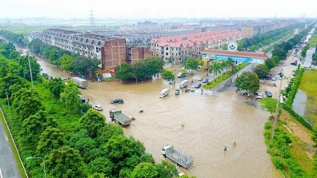 Cơn mưa rạng sáng ngày 13/7 chỉ kéo dài vài tiếng song cũng khiến cho nhiều con phố, tuyến đường ở Hà Nội ngập sâu. Tại khu vực đường gom dân sinh, Đại lộ Thăng Long nước ngập sâu cả mét, các phương tiện ùn ứ kéo dài, “chôn chân” hàng tiếng đồng hồ. Tính đến khoảng 11h cùng ngày, nước vẫn chưa có dấu hiệu rút, nhiều phương tiện bị chết máy buộc phải dắt bộ, quay đầu tìm đường đi mới.
