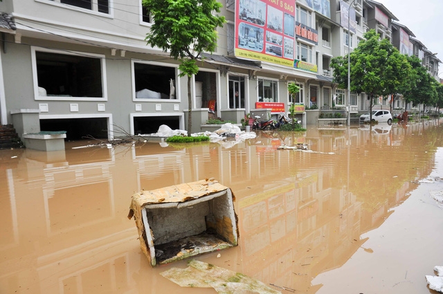Nước ngập cuốn trôi rác thải vào hầm nhà dân, nhiều hộ gia đình phải liên tục vớt rác để tránh hiện tượng ùn ứ