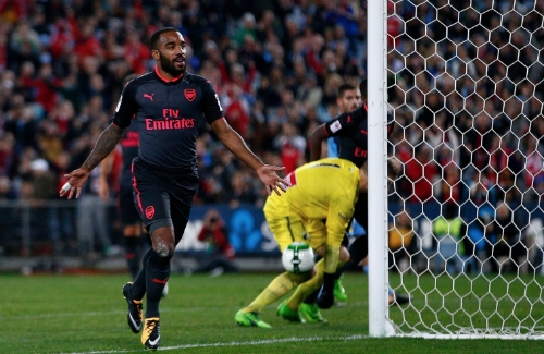 tan-binh-lacazette-lap-cong-trong-tran-ra-mat-arsenal