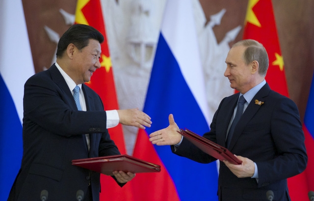 Tổng thống Nga Putin (phải) và Chủ tịch Trung Quốc Tập Cận Bình (Ảnh: Reuters)
