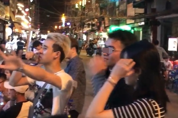Chang trai nho nguoi la to tinh voi ban gai tai pho Tay Bui Vien hinh anh 1