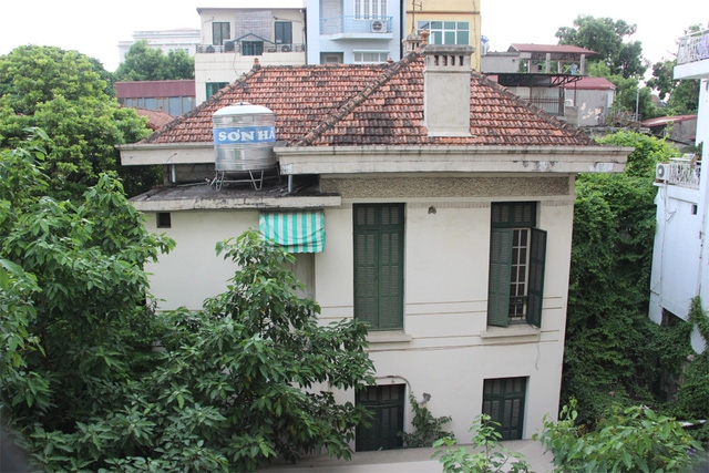 Căn biệt thự 12 Nguyễn Chế Nghĩa bị bỏ hoang từ 2 năm nay (Ảnh: Nguyễn Dương)