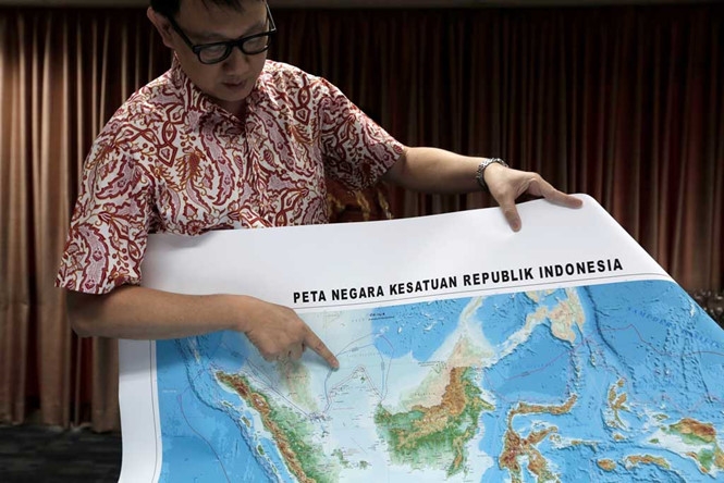 Thứ trưởng Bộ Hàng hải Indonesia Arif Havas Oegroseno chỉ vị trí biển Bắc Natuna trên bản đồ mới /// Reuters