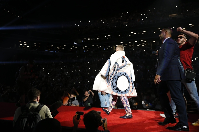 Mayweather ném tiền vào McGregor