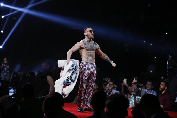 Mayweather ném tiền vào McGregor