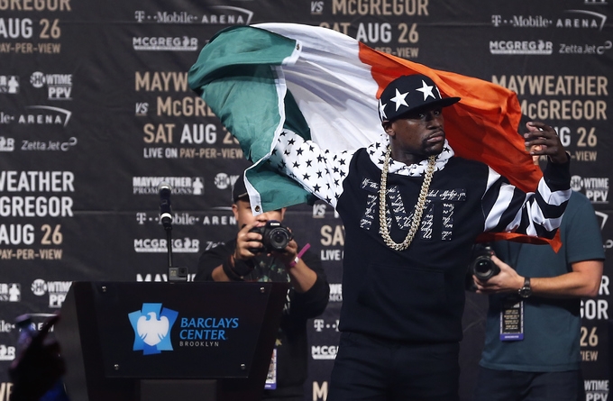Mayweather ném tiền vào McGregor