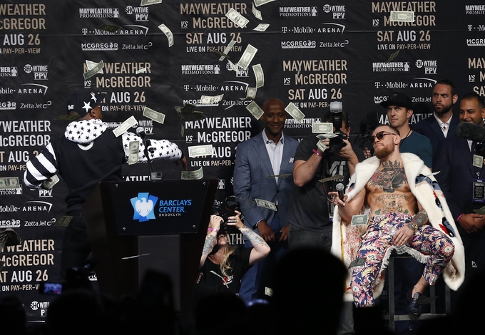 Mayweather ném tiền vào McGregor