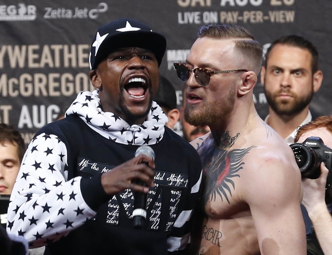 Mayweather ném tiền vào McGregor