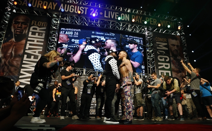 Mayweather ném tiền vào McGregor