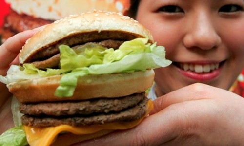 tien-dong-bi-dinh-gia-yeu-vi-mot-chiec-hamburger