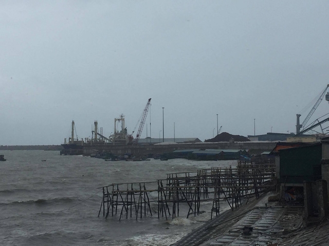  Sóng biển mạnh ập vào khu kinh doanh mực nháy nổi tiếng ở biển Vũng Áng, thị xã Kỳ Anh. (Ảnh: Văn Dũng) 