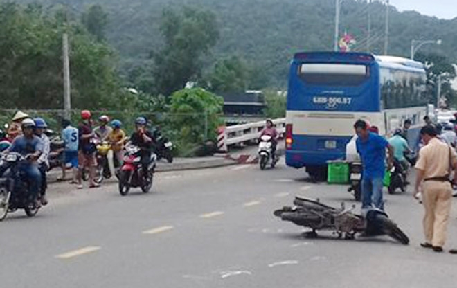 Di vieng mo, mot phu nu 24 tuoi bi xe khach can ngang bung o Phu Quoc hinh anh 1