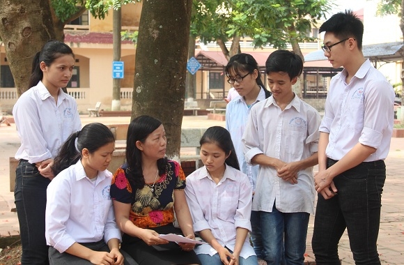 Chiến (thứ hai, từ phải sang trái) thường xuyên trao đổi bài với thầy cô giáo và các bạn.