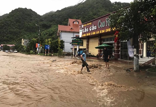 Nước từ trong núi chảy tràn ra ngoài. Ảnh: Bảo Anh.