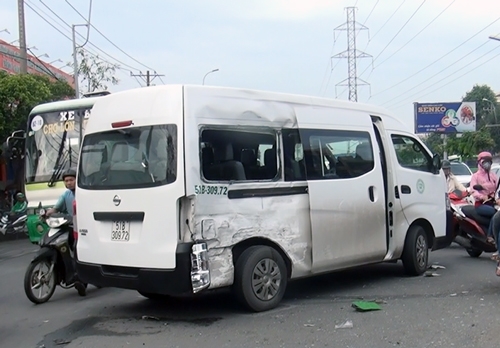 oto-khach-xoay-360-do-sau-tai-nan-nhieu-nguoi-bi-thuong-1
