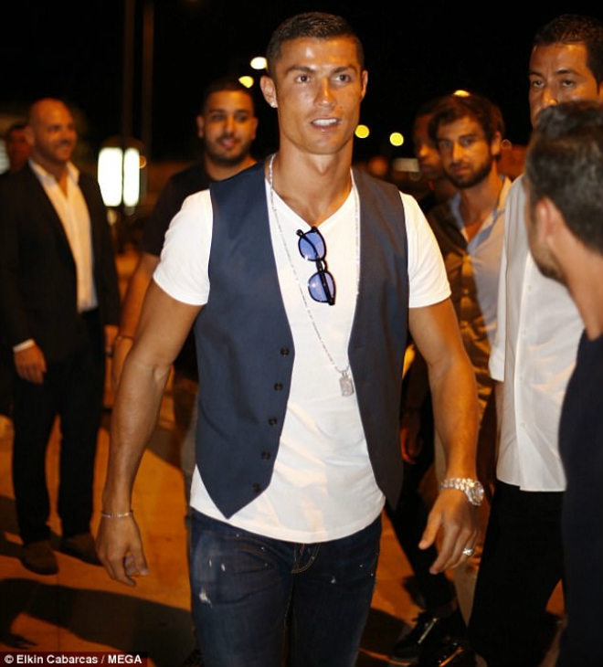 Ronaldo chi 297 tỉ đồng đẻ thuê sinh đôi, bị gọi là kẻ thất đức - 1
