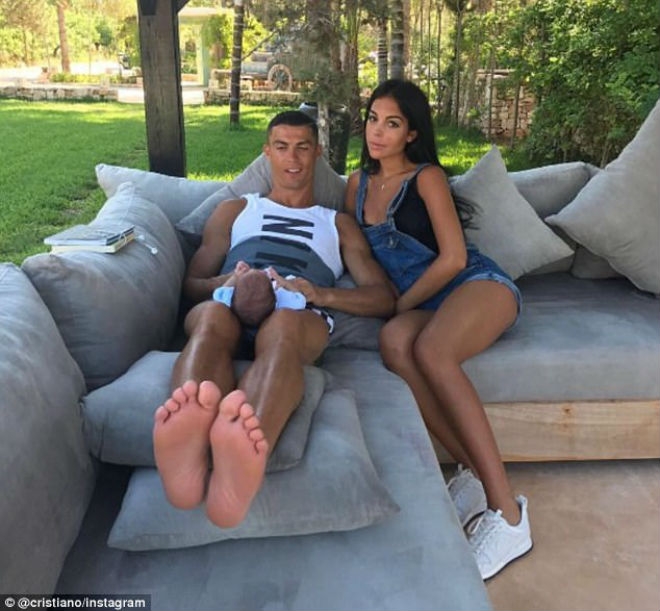 Ronaldo chi 297 tỉ đồng đẻ thuê sinh đôi, bị gọi là kẻ thất đức - 2