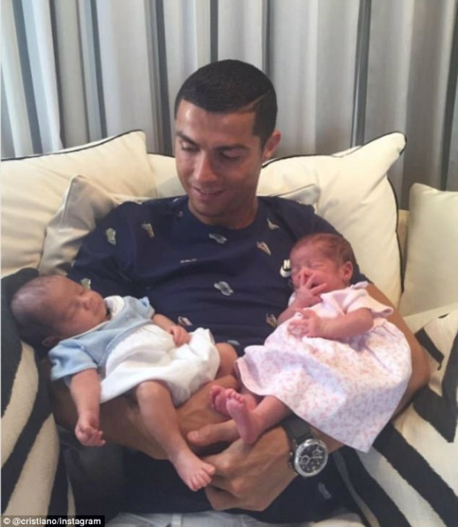 Ronaldo chi 297 tỉ đồng đẻ thuê sinh đôi, bị gọi là kẻ thất đức - 3