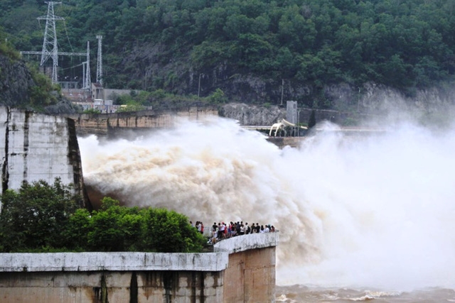 Bất chấp nguy hiểm, nhiều người dân đến gần dùng điện thoại ghi lại cảnh xả lũ.