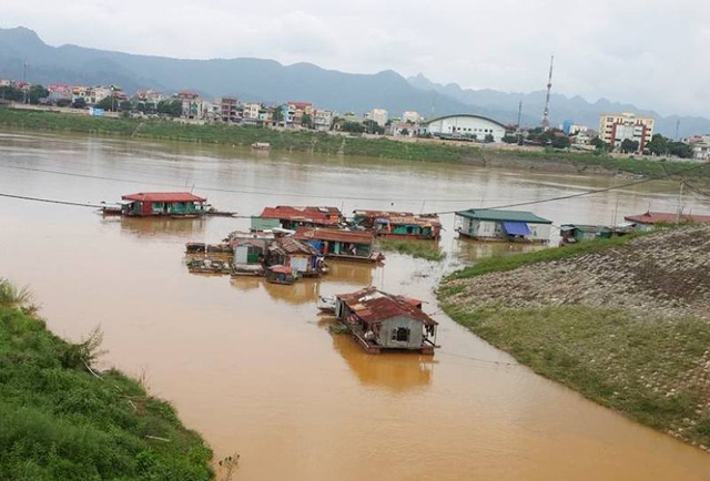 Nước trên sông Đà gần đập thủy điện dâng cao sau khi nhà máy thủy điện xả lũ.