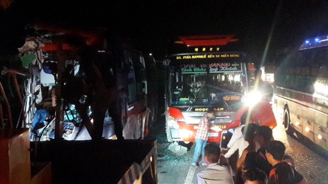 Tai nan lien hoan giua 3 xe khach tren quoc lo 1, 3 nguoi tu vong hinh anh 1
