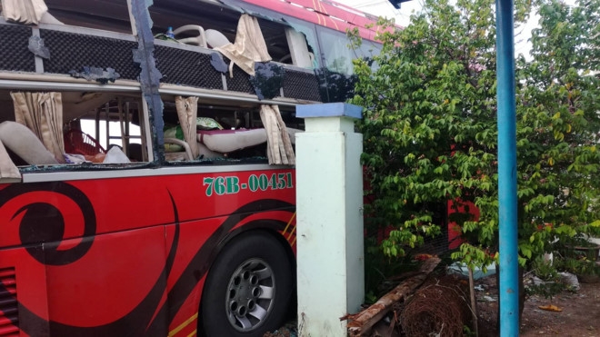 Tai nan lien hoan giua 3 xe khach tren quoc lo 1, 3 nguoi tu vong hinh anh 2