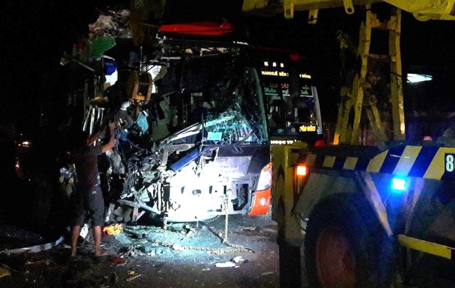 Tai nan lien hoan giua 3 xe khach tren quoc lo 1, 3 nguoi tu vong hinh anh 3