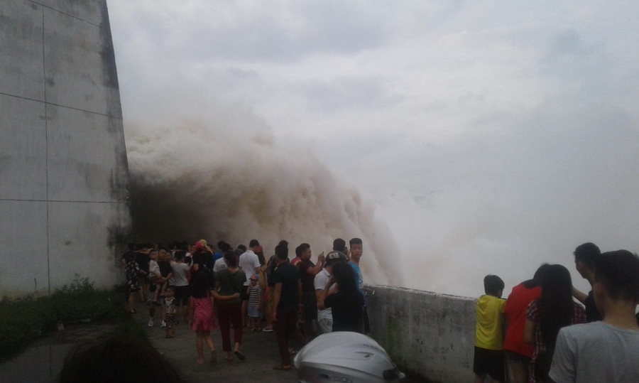 thuy dien hoa binh 9 nam moi xa lu: dan bat chap nguy hiem den xem hinh anh 3