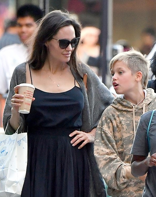 angelina-jolie-mac-goi-cam-khi-di-mua-sam-voi-cac-con-2