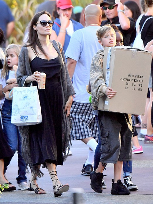 angelina-jolie-mac-goi-cam-khi-di-mua-sam-voi-cac-con-3