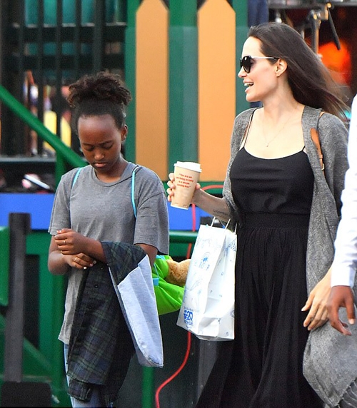 angelina-jolie-mac-goi-cam-khi-di-mua-sam-voi-cac-con-4