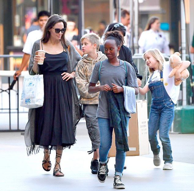 angelina-jolie-mac-goi-cam-khi-di-mua-sam-voi-cac-con-5