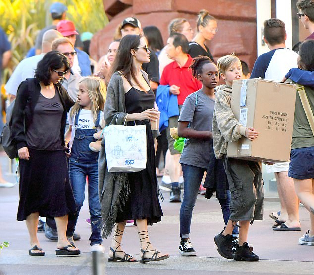 angelina-jolie-mac-goi-cam-khi-di-mua-sam-voi-cac-con-6