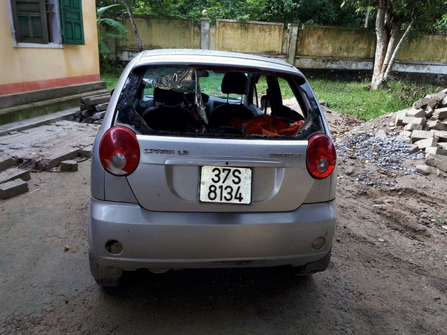  Chiếc xe ô tô Chevrolet Spark bị người dân bắt giữ, bàn giao cơ quan chức năng. 