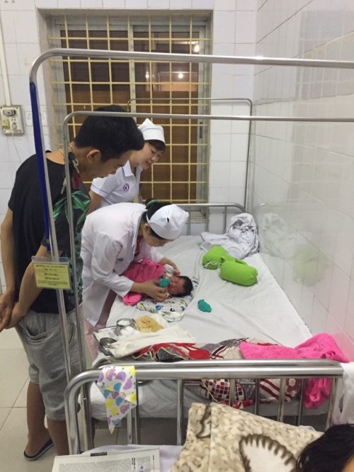  Y tá lấy máu em bé trươc sự chứng kiến của gia đình để đem đi xét nghiệm ADN lần 2. Ảnh: Đ.Đ 