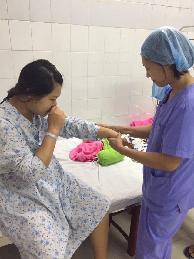  Sản phụ Ngô Thị Yến Vân đang được lấy máu để xet nghiệm ADN lần 2. Ảnh: Đ.Đ 
