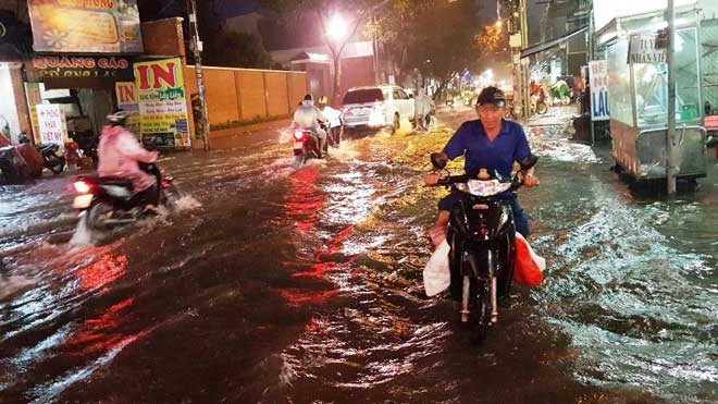 mua “chop mat” tu chieu, den nua dem sai gon van con ngap hinh anh 1