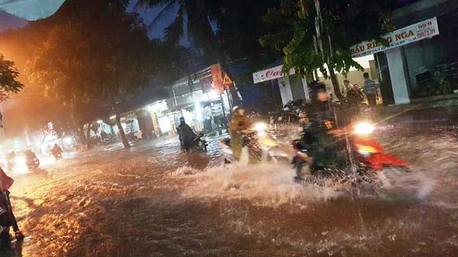 mua “chop mat” tu chieu, den nua dem sai gon van con ngap hinh anh 2