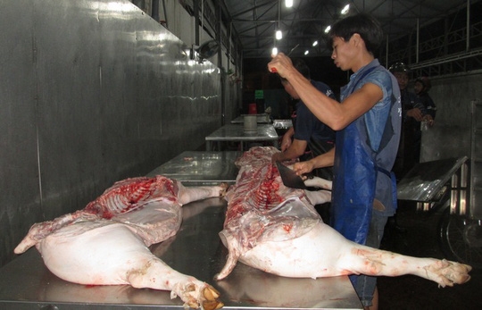 Giá heo bất ngờ giảm 10.000 đồng/kg, thương lái ngó lơ! - 1