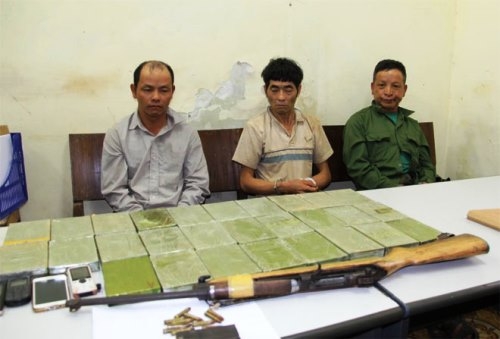 canh-sat-mat-phuc-7-tieng-bat-ke-van-chuyen-28-banh-heroin