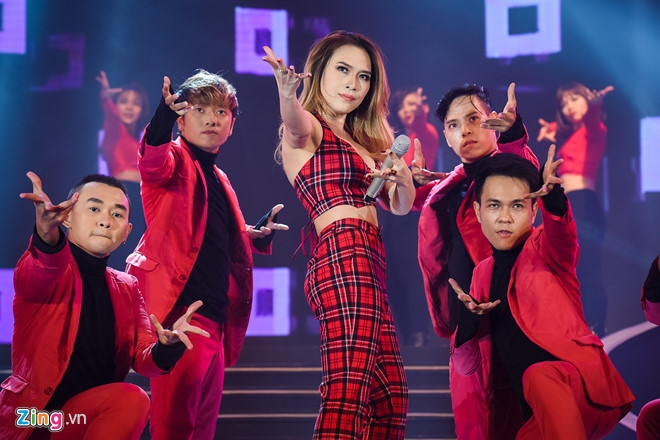 My Tam lan dau the hien ca khuc 'Dau chi rieng em' tren san khau hinh anh 4