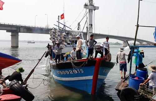 quang tri: kho vi cua bien bi boi lap, ngu dan tranh cho neo tau hinh anh 1