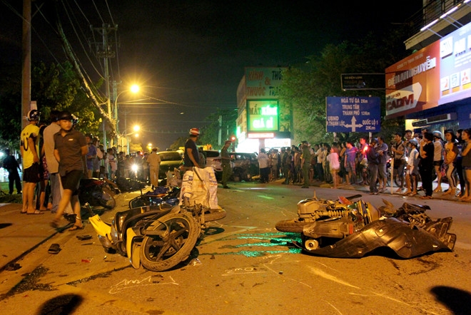 Vu 13 xe dam lien hoan o Sai Gon: Nguoi bi thuong nam keu gao la liet hinh anh 1