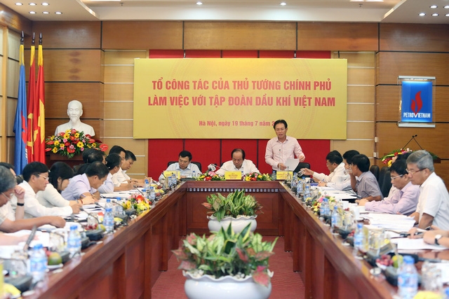  Tổng giám đốc Nguyễn Vũ Trường Sơn báo cáo với đoàn công tác 