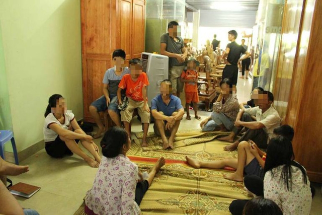  Rất nhiều người có mặt tại gia đình chị Quyên sau khi sự việc xảy ra. Ảnh: Đ.Tuỳ 