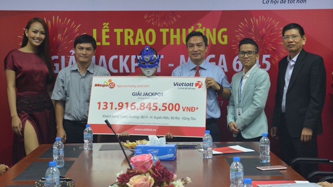 Người trúng gần 132 tỉ đã đến nhận tiền vào sáng nay /// Vietlott
