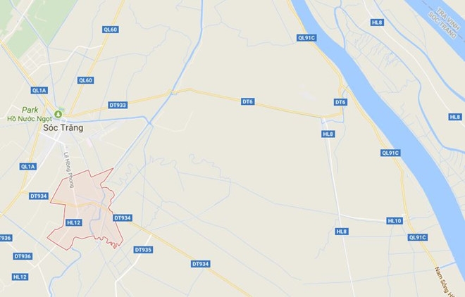 Canh sat bat bon nguoi trong vu thanh nien bi dam truoc nha hinh anh 1